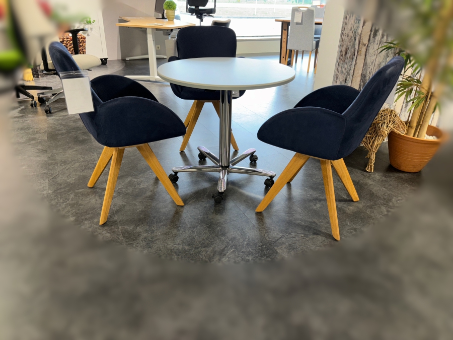 Zwei Designdrehsessel mit Komfortsitz